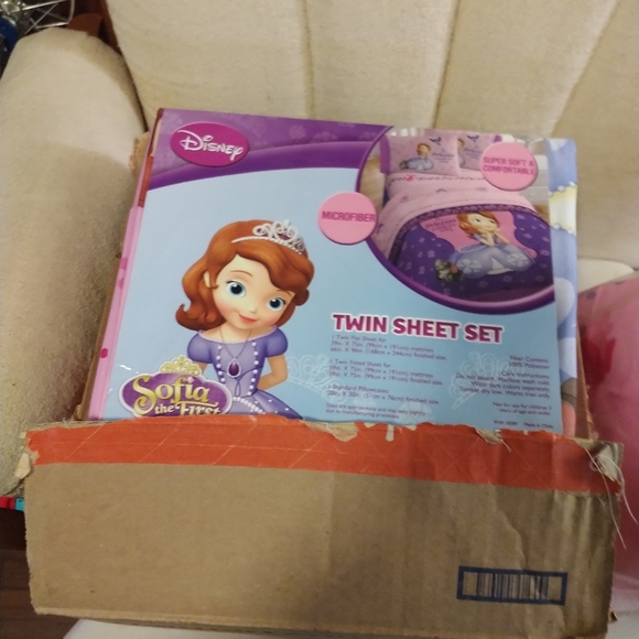 Sofia the first bedroom set and clothes sizes 5-6 - Picture 6 of 8